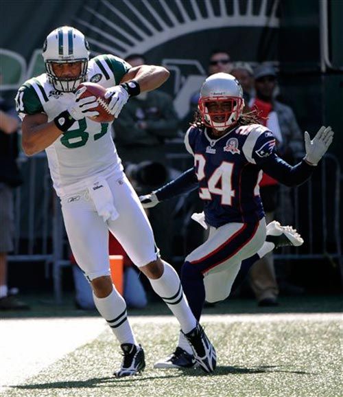 The Jets' Dustin Keller catches a pass from Mark Sanchez for the Jets' only touchdown